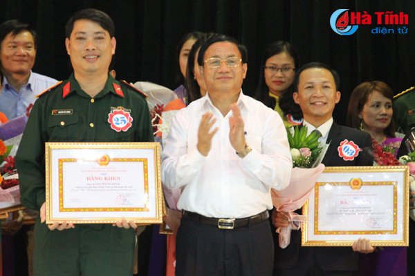 bi thu tinh uy trao chung nhan giang vien ly luan chinh tri gioi cho 25 thi sinh