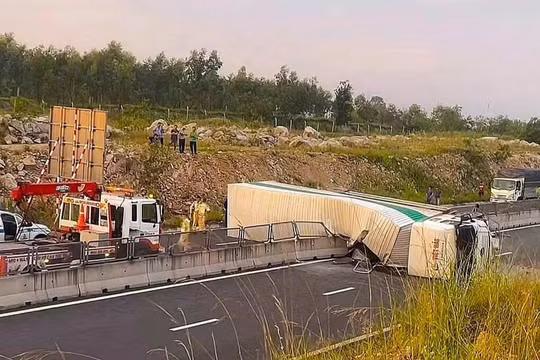 Xe tải lật chắn cao tốc Vĩnh Hảo - Phan Thiết, ùn tắc kéo dài