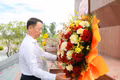 Chủ tịch UBND tỉnh dâng hương địa chỉ đỏ, tặng quà người có công