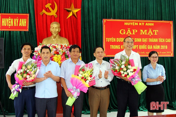 Kỳ Anh tuyên dương 21 học sinh đạt thành tích cao Kỳ thi THPT Quốc gia