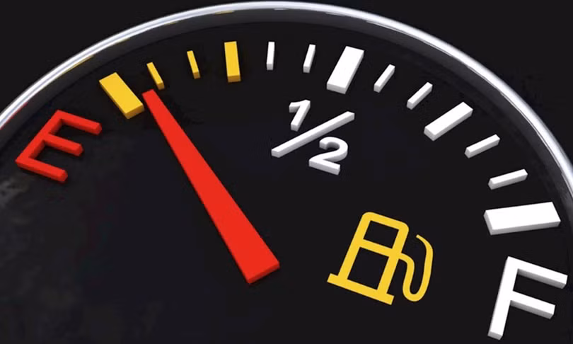 Xe ô tô đang đi giữa đường bị chết máy phải làm sao?