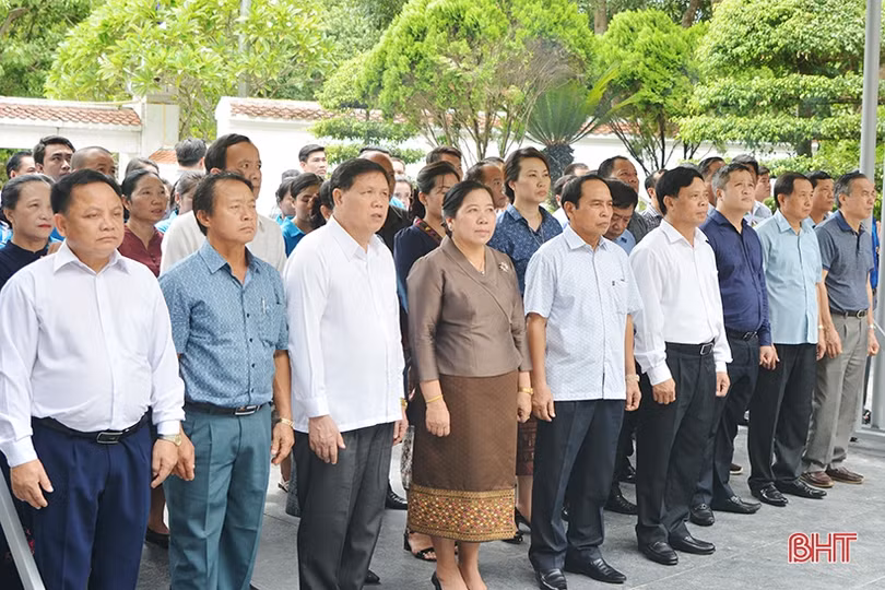 Phó Thủ tướng Chính phủ Lào dâng hương Khu lưu niệm Nguyễn Du và Ngã ba Đồng Lộc