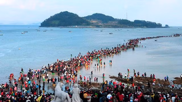 Kỳ thú con đường nổi lên giữa đại dương khi mặt nước tự chia đôi