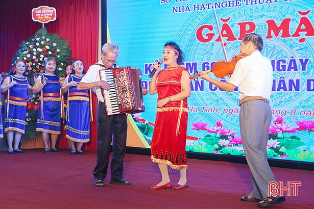Đoàn Văn công nhân dân Hà Tĩnh gặp mặt kỷ niệm 60 năm thành lập