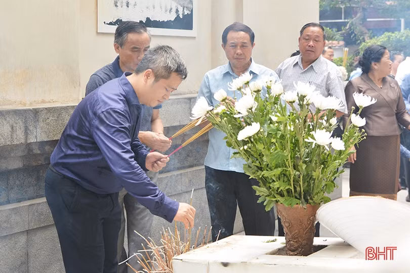 Phó Thủ tướng Chính phủ Lào dâng hương Khu lưu niệm Nguyễn Du và Ngã ba Đồng Lộc