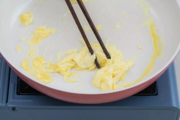 “Sốt xình xịch” công thức làm cơm rang mà chẳng cần đến cơm khiến ai cũng tò mò