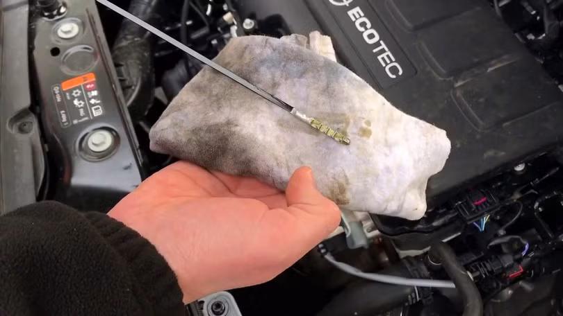 Xe ô tô đang đi giữa đường bị chết máy phải làm sao?