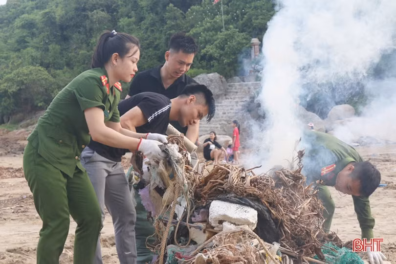 Nhóm bạn trẻ TP Hà Tĩnh “giải cứu” bãi biển Quỳnh Viên khỏi rác thải