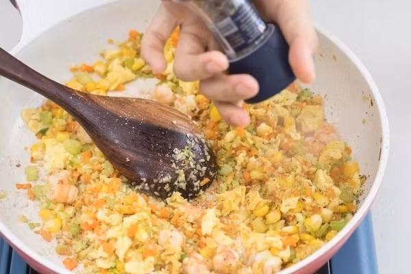 “Sốt xình xịch” công thức làm cơm rang mà chẳng cần đến cơm khiến ai cũng tò mò