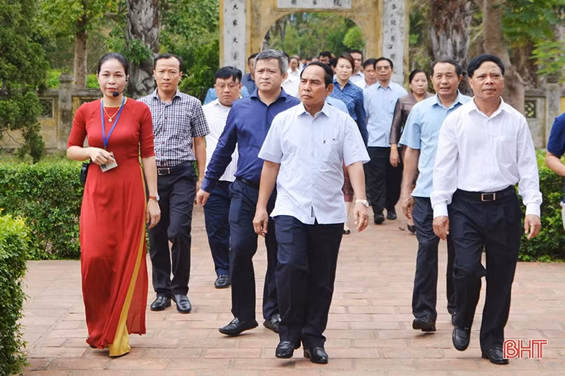 Phó Thủ tướng Chính phủ Lào dâng hương Khu lưu niệm Nguyễn Du và Ngã ba Đồng Lộc