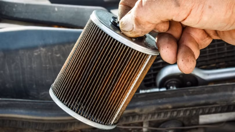 Xe ô tô đang đi giữa đường bị chết máy phải làm sao?