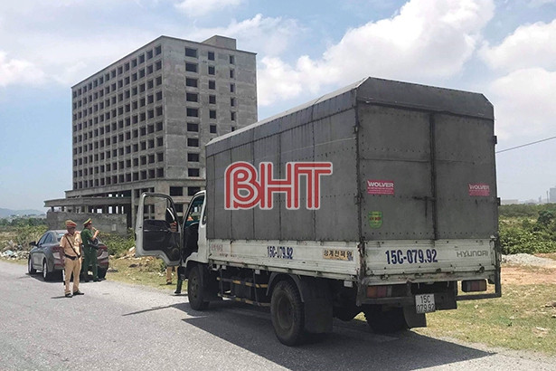 Truy tìm đối tượng chở thuốc lá, rượu ngoại “bỏ của chạy lấy người”