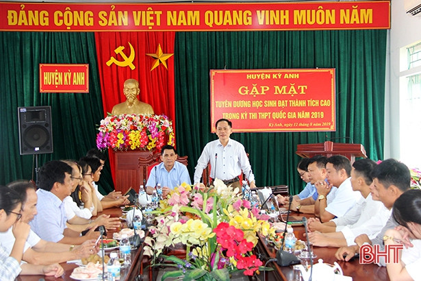Kỳ Anh tuyên dương 21 học sinh đạt thành tích cao Kỳ thi THPT Quốc gia