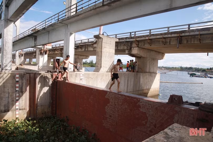 Rùng mình cảnh trẻ em nhảy cầu tắm sông sâu 10 m