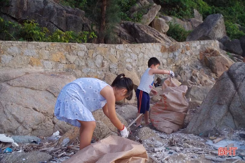 Nhóm bạn trẻ TP Hà Tĩnh “giải cứu” bãi biển Quỳnh Viên khỏi rác thải