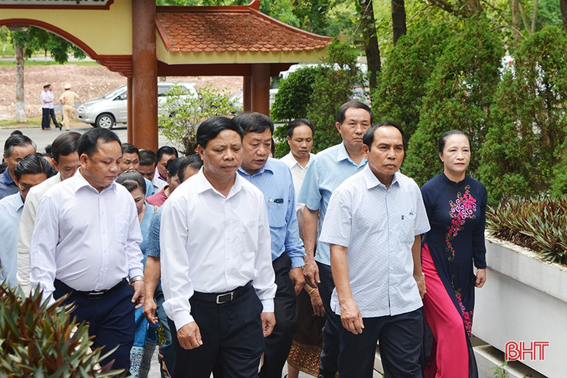 Phó Thủ tướng Chính phủ Lào dâng hương Khu lưu niệm Nguyễn Du và Ngã ba Đồng Lộc