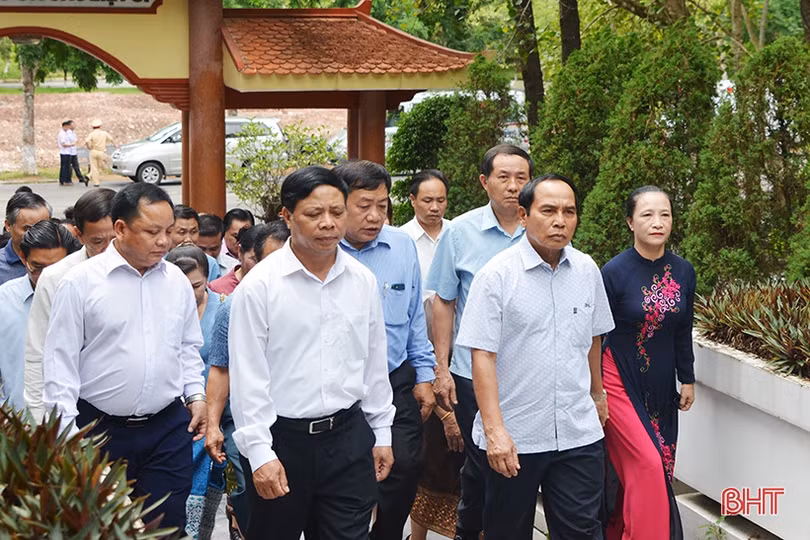 Phó Thủ tướng Chính phủ Lào dâng hương Khu lưu niệm Nguyễn Du và Ngã ba Đồng Lộc