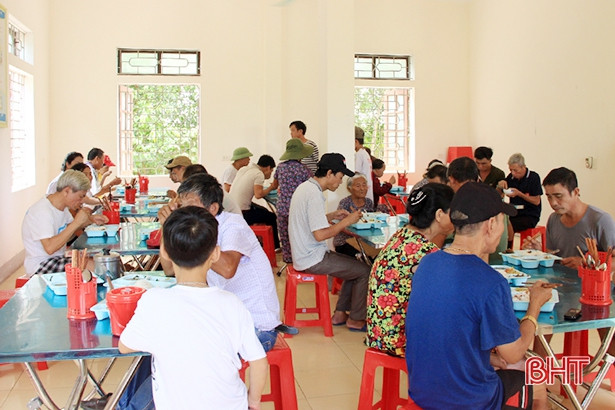 100 suất cơm miễn phí cho bệnh nhân tâm thần