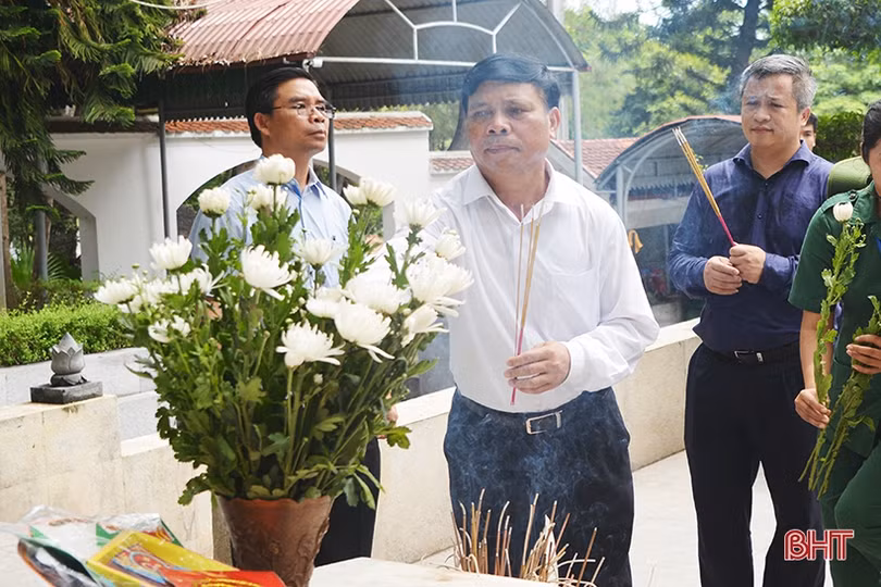 Phó Thủ tướng Chính phủ Lào dâng hương Khu lưu niệm Nguyễn Du và Ngã ba Đồng Lộc