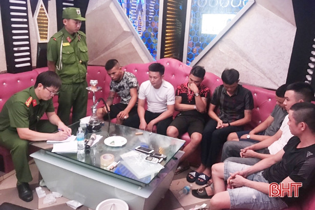 Bắt 7 đối tượng “đập đá” trong quán karaoke ở TP Hà Tĩnh
