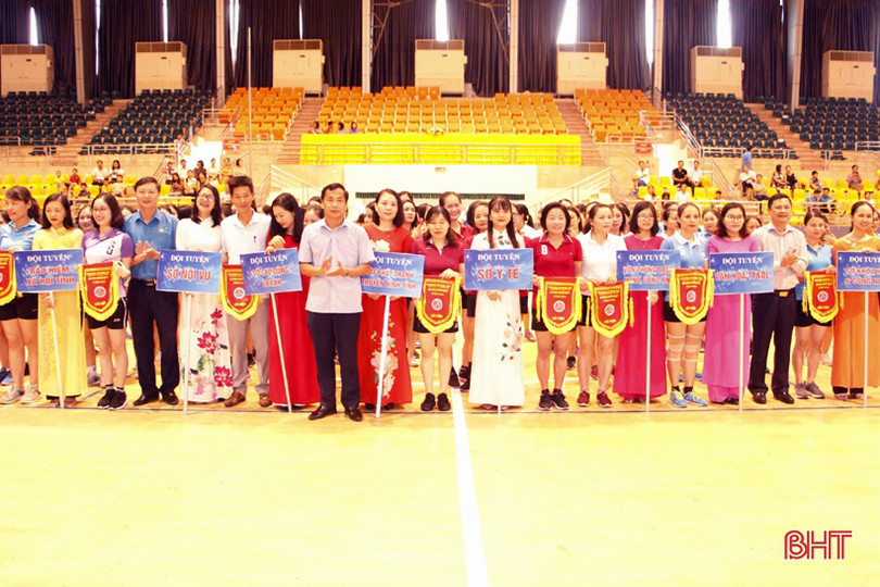 11 đội tranh tài bóng chuyền hơi nữ khối thi đua VHXH - Hành chính tổng hợp Hà Tĩnh