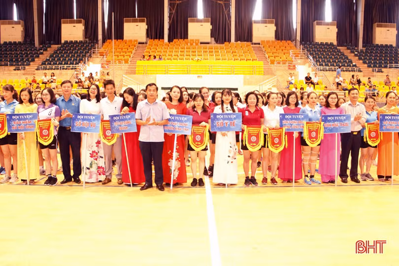 11 đội tranh tài bóng chuyền hơi nữ khối thi đua VHXH - Hành chính tổng hợp Hà Tĩnh