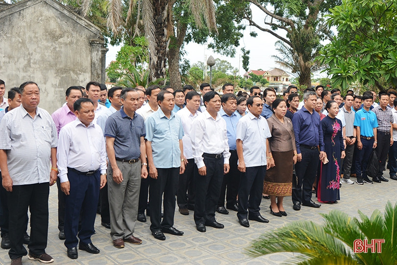 Phó Thủ tướng Chính phủ Lào dâng hương Khu lưu niệm Nguyễn Du và Ngã ba Đồng Lộc