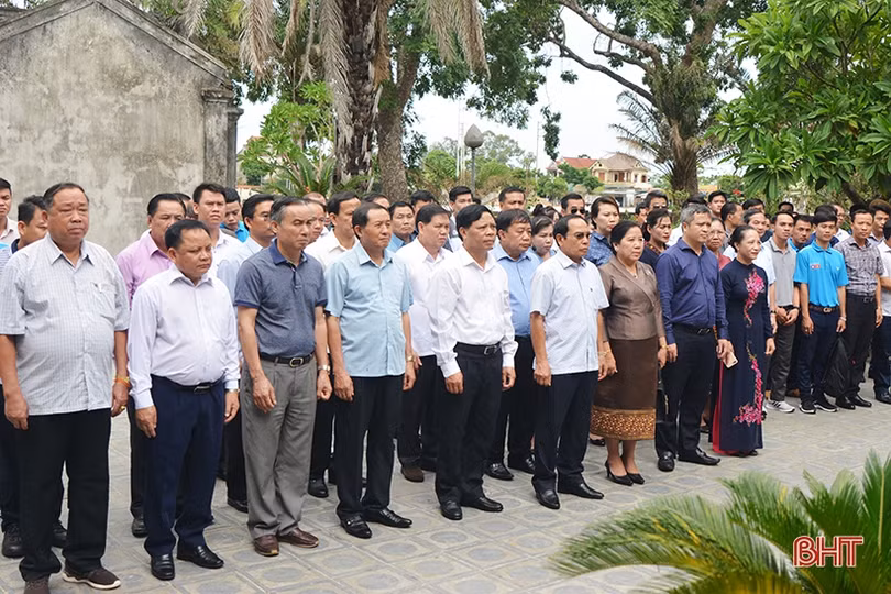 Phó Thủ tướng Chính phủ Lào dâng hương Khu lưu niệm Nguyễn Du và Ngã ba Đồng Lộc