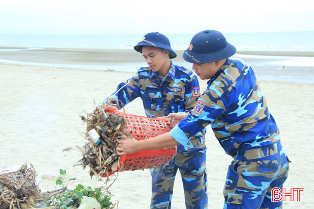 Hơn 1.000 đoàn viên ra quân tình nguyện làm sạch các vùng biển Nghi Xuân