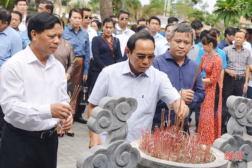 Phó Thủ tướng Chính phủ Lào dâng hương Khu lưu niệm Nguyễn Du và Ngã ba Đồng Lộc