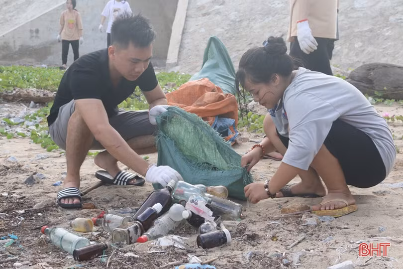 Nhóm bạn trẻ TP Hà Tĩnh “giải cứu” bãi biển Quỳnh Viên khỏi rác thải