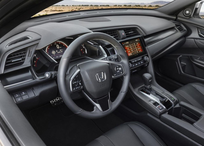 Bất chấp xu hướng, Honda trang bị số sàn cho Civic 2020 bản cao nhất