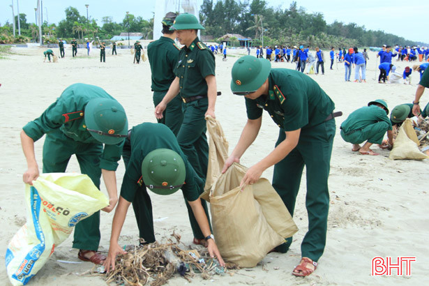Hơn 1.000 đoàn viên ra quân tình nguyện làm sạch các vùng biển Nghi Xuân