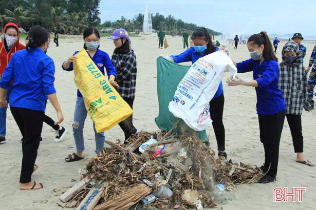 Hơn 1.000 đoàn viên ra quân tình nguyện làm sạch các vùng biển Nghi Xuân
