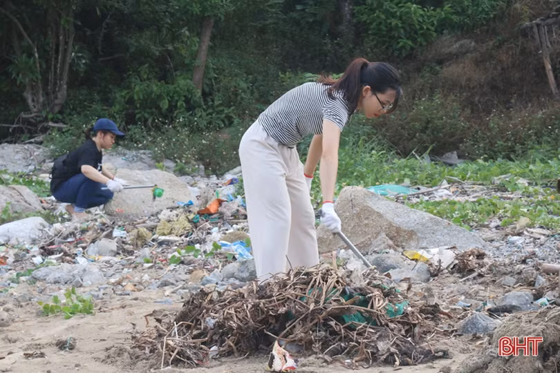 Nhóm bạn trẻ TP Hà Tĩnh “giải cứu” bãi biển Quỳnh Viên khỏi rác thải
