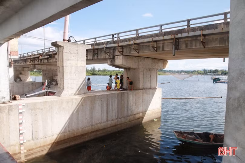 Rùng mình cảnh trẻ em nhảy cầu tắm sông sâu 10 m