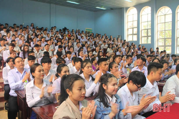 241 lưu học sinh Lào được trao chứng chỉ tiếng Việt