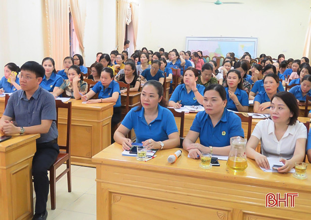 Cán bộ nữ công Hà Tĩnh cập nhật chính sách dân số, kế hoạch hóa gia đình