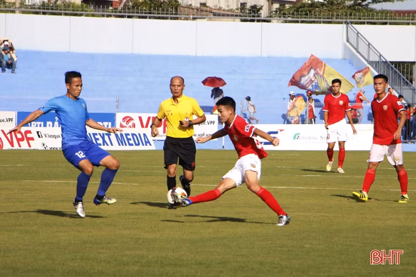 Hồng Lĩnh Hà Tĩnh chạm tay tấm vé lên hạng V.League!