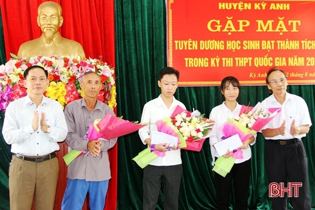 Kỳ Anh tuyên dương 21 học sinh đạt thành tích cao Kỳ thi THPT Quốc gia