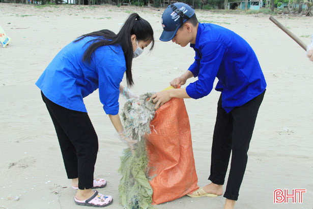 Hơn 1.000 đoàn viên ra quân tình nguyện làm sạch các vùng biển Nghi Xuân