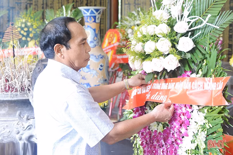 Phó Thủ tướng Chính phủ Lào dâng hương Khu lưu niệm Nguyễn Du và Ngã ba Đồng Lộc