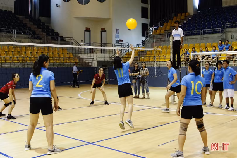 11 đội tranh tài bóng chuyền hơi nữ khối thi đua VHXH - Hành chính tổng hợp Hà Tĩnh