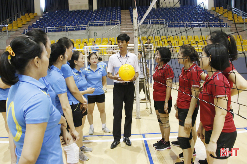 11 đội tranh tài bóng chuyền hơi nữ khối thi đua VHXH - Hành chính tổng hợp Hà Tĩnh