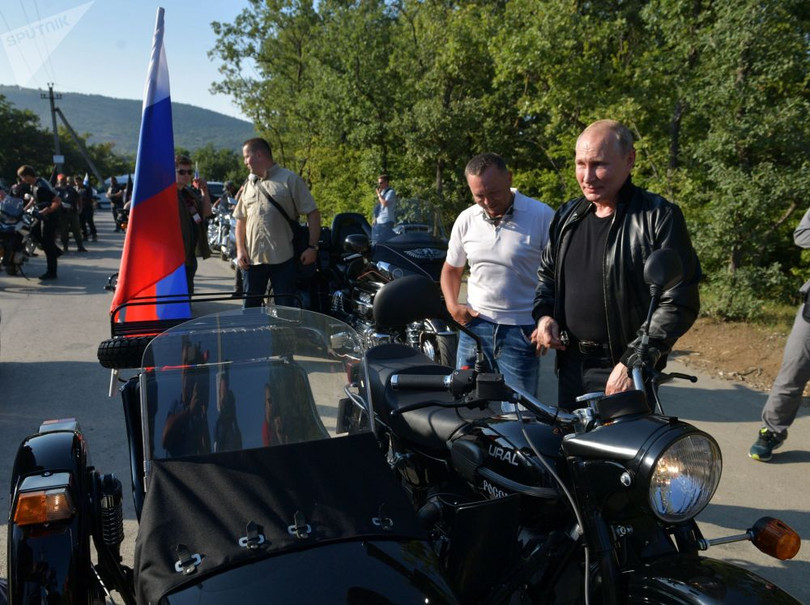 Xem Tổng thống Nga Putin lái motor phân khối lớn cực ngầu