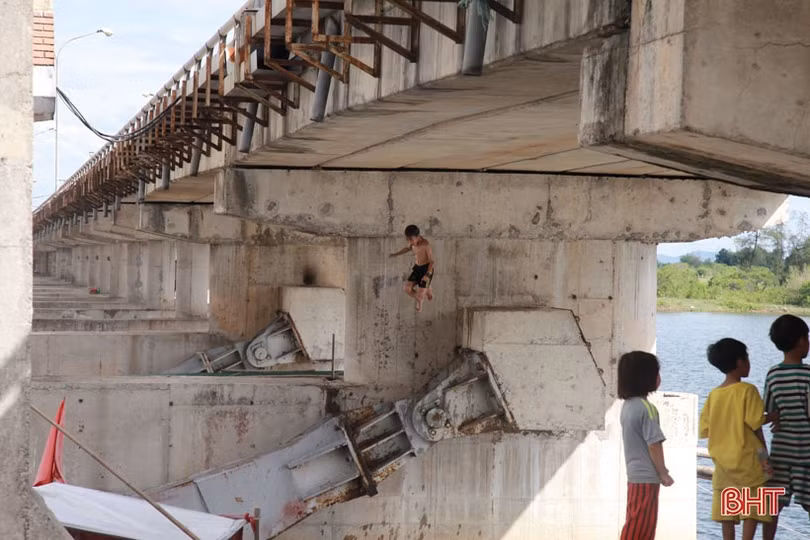 Rùng mình cảnh trẻ em nhảy cầu tắm sông sâu 10 m