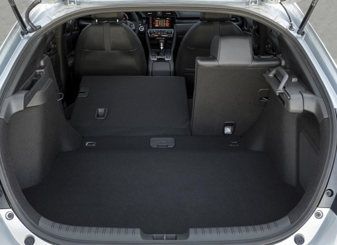 Bất chấp xu hướng, Honda trang bị số sàn cho Civic 2020 bản cao nhất