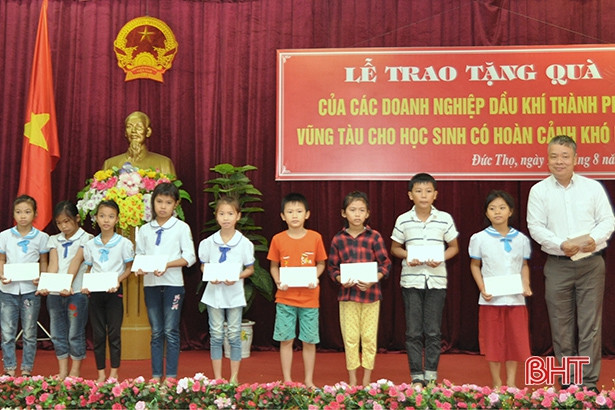 Trao tặng quà trị giá 750 triệu đồng cho học sinh nghèo Đức Thọ