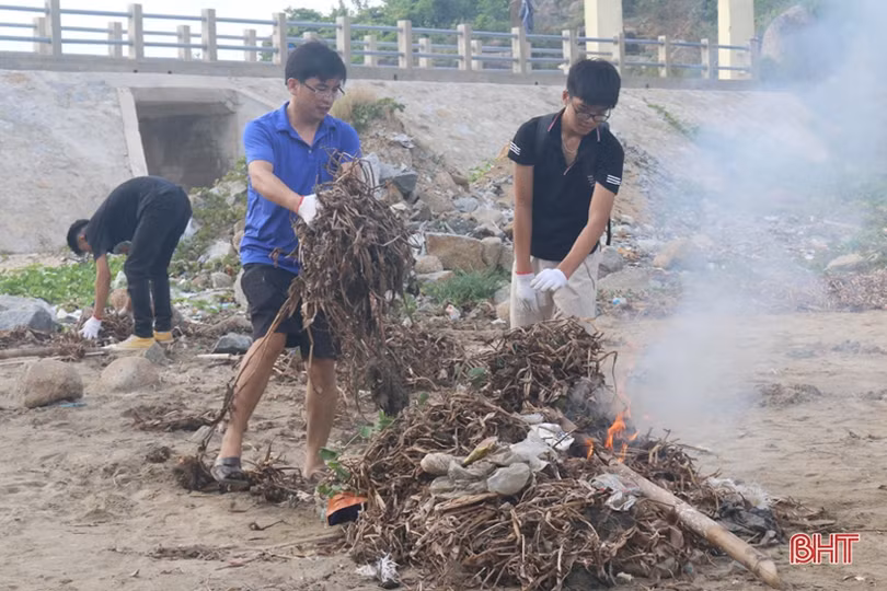 Nhóm bạn trẻ TP Hà Tĩnh “giải cứu” bãi biển Quỳnh Viên khỏi rác thải