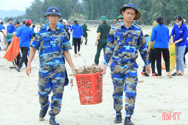 Hơn 1.000 đoàn viên ra quân tình nguyện làm sạch các vùng biển Nghi Xuân